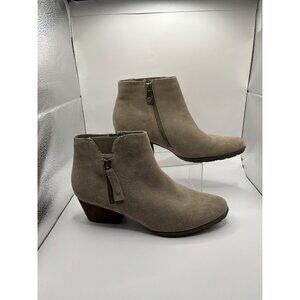 Blondo Womens Waterproof Suede Taupe Ankle Bootie Side Zip Block Heel Size 8M